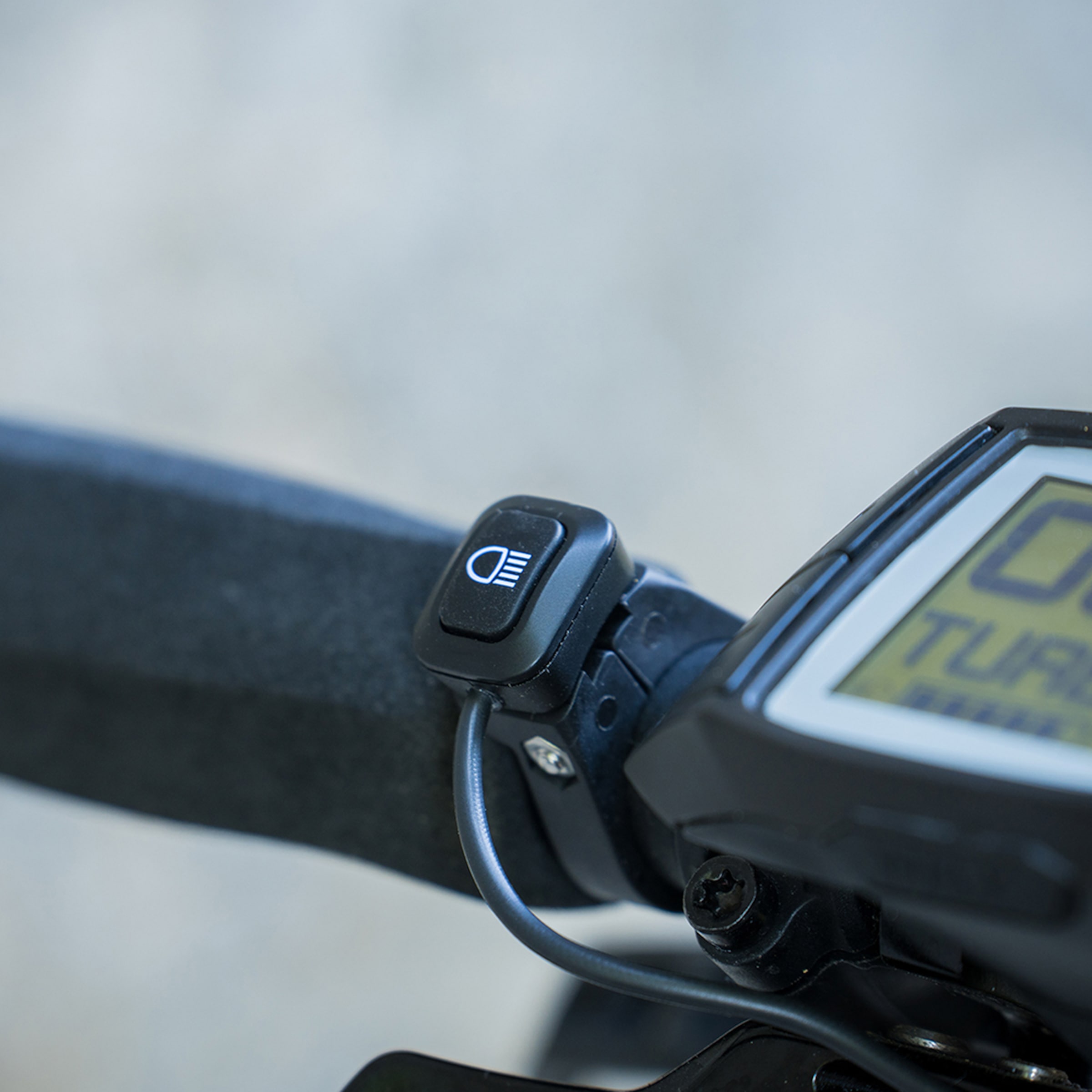 AC-210 E-Bike Frontscheinwerfer mit Fernlichtfunktion und Lenkerhalterung 